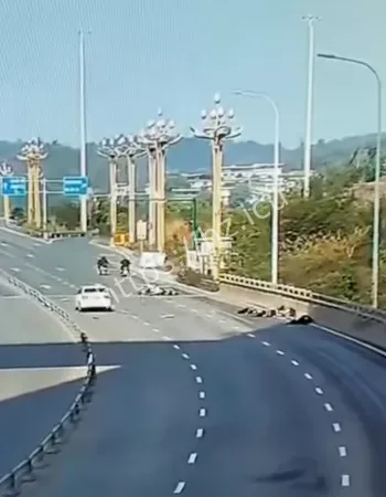 四川宜宾金沙江桥车祸